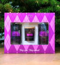 Lade das Bild in den Galerie-Viewer, APIS Weihnachtsset SWEET BLOOM: Körper- und Handcreme mit Schimmerpartikeln + Duschgel + Kerze
